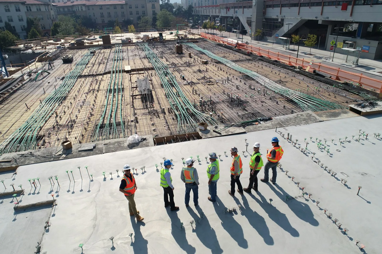 Vista aérea da equipe sobre a laje de fundação do Residencial Aurora